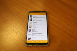 Смартфон с открытым приложением "Тифломедиа"